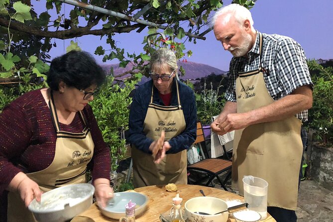 Prepare Osa with Teta Marjeta - Raki, soft drinks, and a friendly start