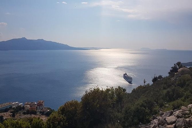 Tour of Saranda - The Saranda embankment and the old gate of Onhezmus